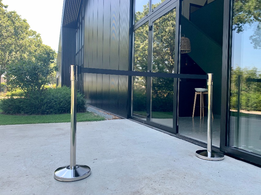 Trendy afzetpaal Chrome RVS met zwarte band, Afsluitlengte 180 cm, Voet Ø 32cm, Paal Ø 5cm, Hoogte 99 cm, 8 kg, 10104SS